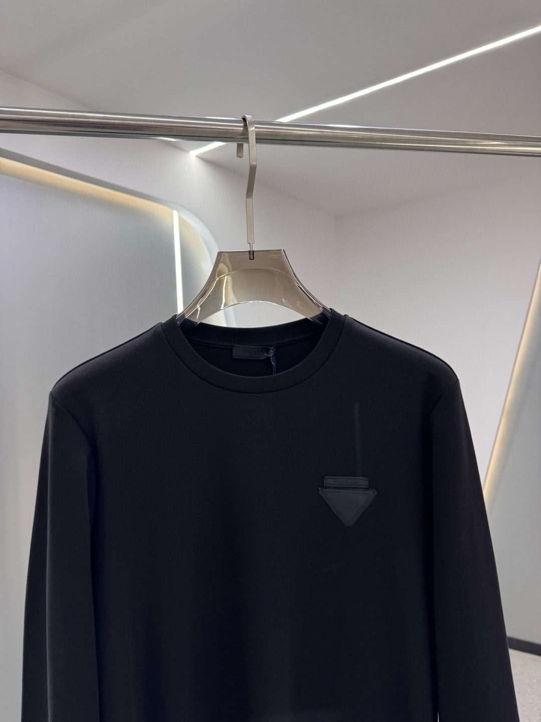独家欧洲款P拉达2025早秋新品厚款织唛三角标刺绣长袖T袖；定制专属高密水柔棉面料，100%棉质，舒适细