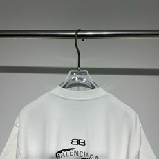 BALENCIAGA巴黎世家时尚休闲圆领短袖T恤!宽松版型纯棉材质!品牌字母logo立体印花工艺!定制面 BALENCIAGA巴黎世家时尚休闲圆领短袖T恤!宽松版型纯棉材质!品牌字母logo立体印花工艺!定制面