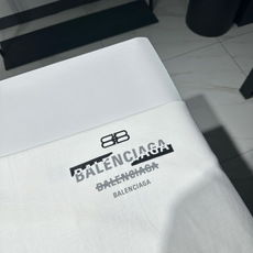 BALENCIAGA巴黎世家时尚休闲圆领短袖T恤!宽松版型纯棉材质!品牌字母logo立体印花工艺!定制面 BALENCIAGA巴黎世家时尚休闲圆领短袖T恤!宽松版型纯棉材质!品牌字母logo立体印花工艺!定制面