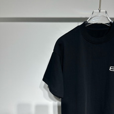 BALENCIAGA巴黎世家时尚休闲圆领短袖T恤!宽松版型纯棉材质!品牌字母logo立体印花工艺!定制面 BALENCIAGA巴黎世家时尚休闲圆领短袖T恤!宽松版型纯棉材质!品牌字母logo立体印花工艺!定制面
