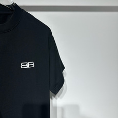 BALENCIAGA巴黎世家时尚休闲圆领短袖T恤!宽松版型纯棉材质!品牌字母logo立体印花工艺!定制面 BALENCIAGA巴黎世家时尚休闲圆领短袖T恤!宽松版型纯棉材质!品牌字母logo立体印花工艺!定制面