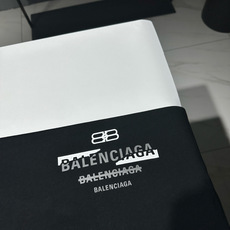 BALENCIAGA巴黎世家时尚休闲圆领短袖T恤!宽松版型纯棉材质!品牌字母logo立体印花工艺!定制面 BALENCIAGA巴黎世家时尚休闲圆领短袖T恤!宽松版型纯棉材质!品牌字母logo立体印花工艺!定制面