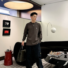 LOEW 2025秋冬系列长袖T恤码数:M-5XL 微阔版型潮流罗马磨毛。面料表面刷毛做磨毛工艺与 LOEW 2025秋冬系列长袖T恤码数:M-5XL 微阔版型潮流罗马磨毛。面料表面刷毛做磨毛工艺与