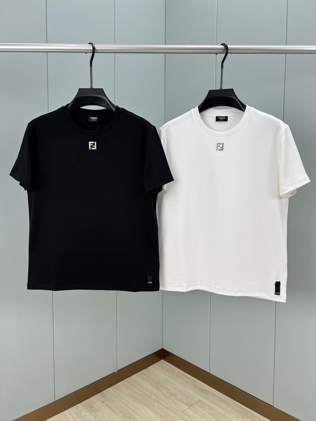 Fendi.芬迪 25秋冬新品领口饰有金属FF徽标加厚面料短袖T恤，下脚缝有FENDI贴条标识并附有颗F