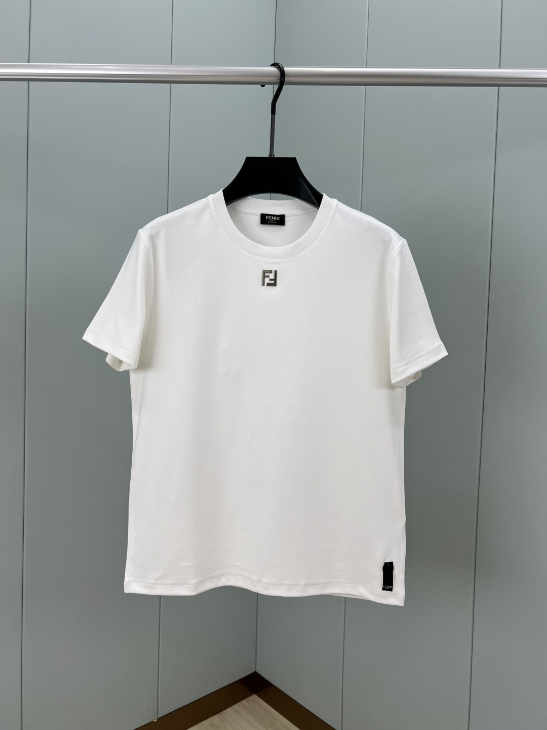 Fendi.芬迪 25秋冬新品领口饰有金属FF徽标加厚面料短袖T恤，下脚缝有FENDI贴条标识并附有颗F