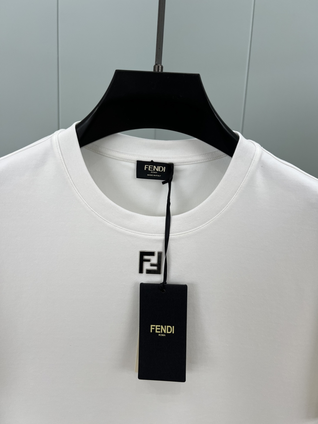 Fendi.芬迪 25秋冬新品领口饰有金属FF徽标加厚面料短袖T恤，下脚缝有FENDI贴条标识并附有颗F