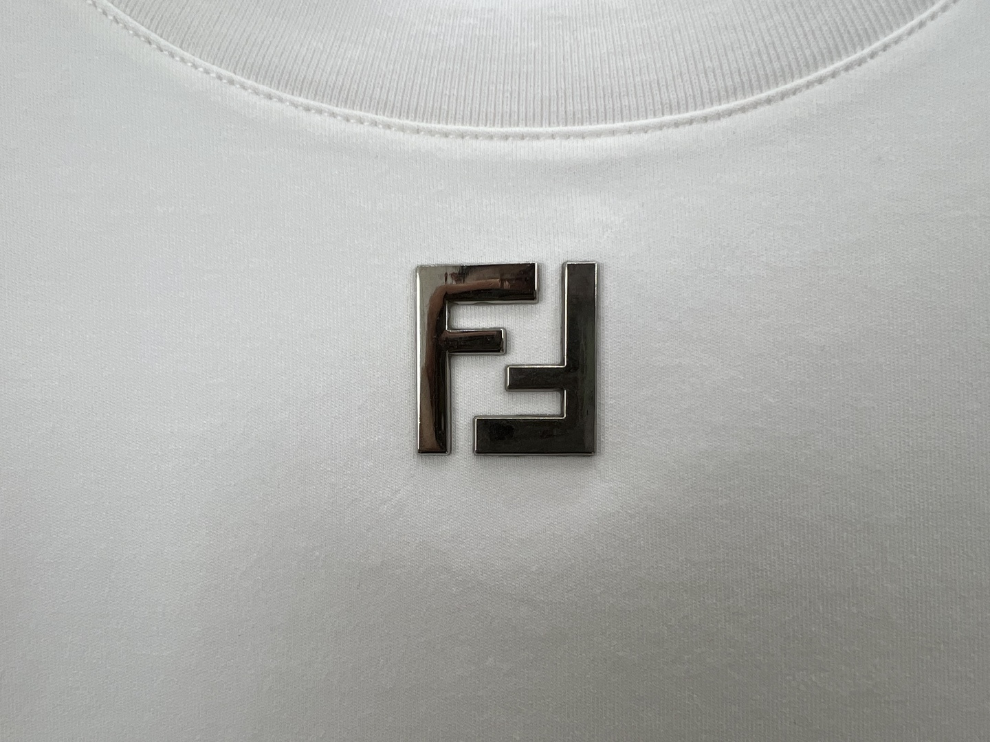 Fendi.芬迪 25秋冬新品领口饰有金属FF徽标加厚面料短袖T恤，下脚缝有FENDI贴条标识并附有颗F