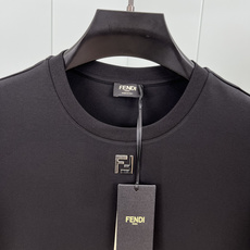 Fendi.芬迪 25秋冬新品领口饰有金属FF徽标加厚面料短袖T恤,下脚缝有FENDI贴条标识并附有颗F Fendi.芬迪 25秋冬新品领口饰有金属FF徽标加厚面料短袖T恤,下脚缝有FENDI贴条标识并附有颗F