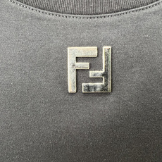 Fendi.芬迪 25秋冬新品领口饰有金属FF徽标加厚面料短袖T恤,下脚缝有FENDI贴条标识并附有颗F Fendi.芬迪 25秋冬新品领口饰有金属FF徽标加厚面料短袖T恤,下脚缝有FENDI贴条标识并附有颗F