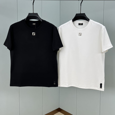 Fendi.芬迪 25秋冬新品领口饰有金属FF徽标加厚面料短袖T恤,下脚缝有FENDI贴条标识并附有颗F Fendi.芬迪 25秋冬新品领口饰有金属FF徽标加厚面料短袖T恤,下脚缝有FENDI贴条标识并附有颗F