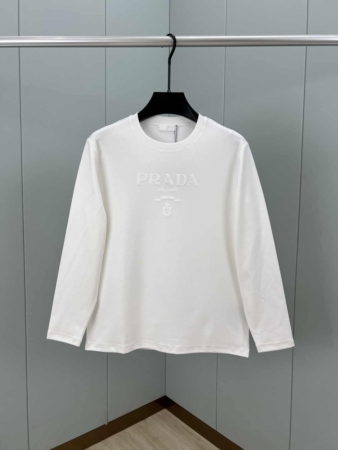 Prada.普拉达 秋冬经典标志性植绒印花logo棉质长袖T恤衫，正面饰同布色系植绒印花标识设计，采用3