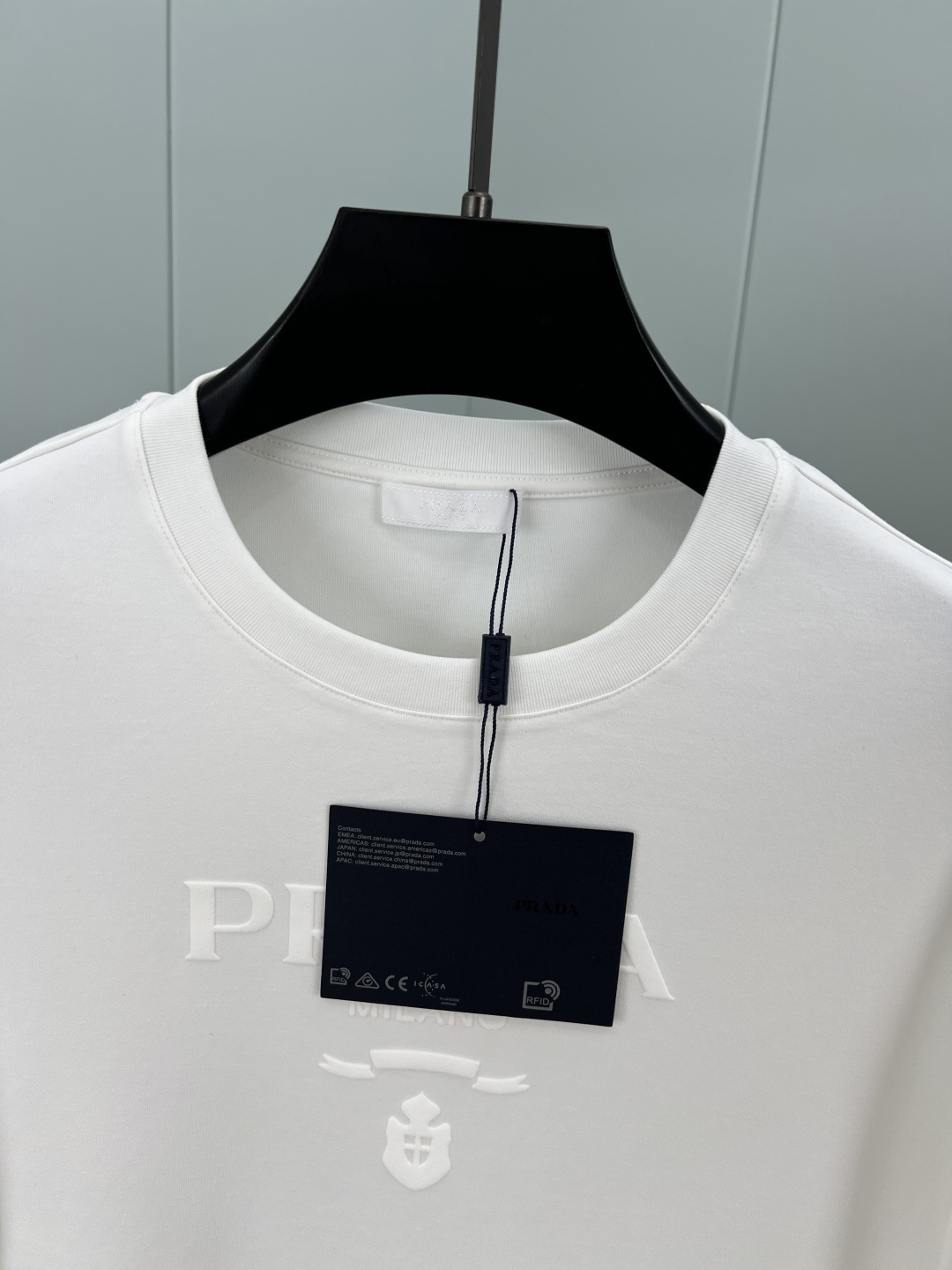Prada.普拉达 秋冬经典标志性植绒印花logo棉质长袖T恤衫，正面饰同布色系植绒印花标识设计，采用3
