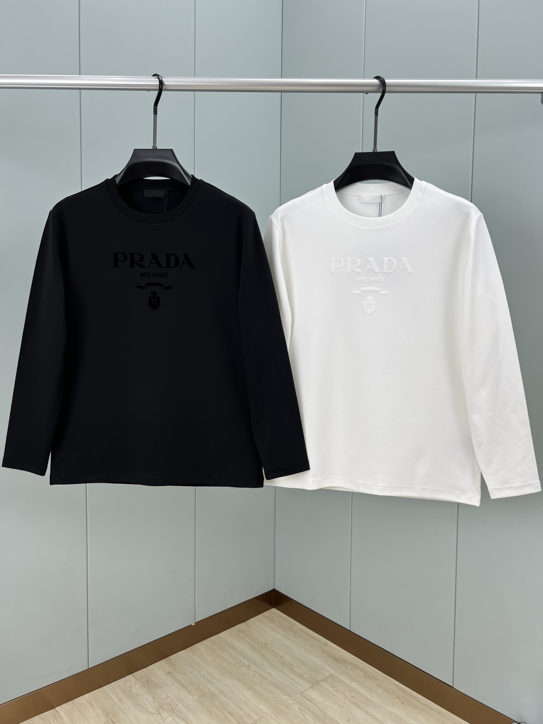 Prada.普拉达 秋冬经典标志性植绒印花logo棉质长袖T恤衫，正面饰同布色系植绒印花标识设计，采用3