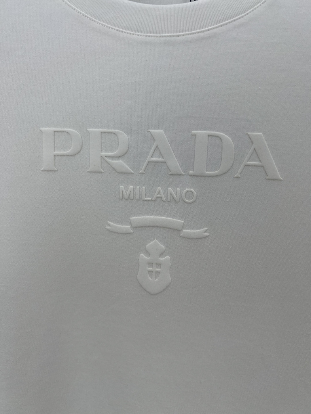 Prada.普拉达 秋冬经典标志性植绒印花logo棉质长袖T恤衫，正面饰同布色系植绒印花标识设计，采用3