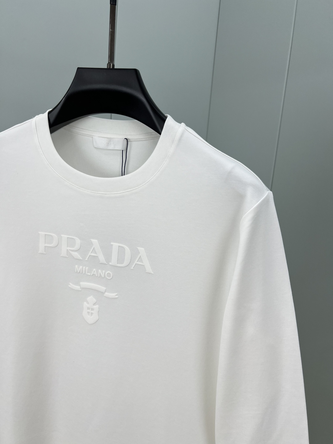 Prada.普拉达 秋冬经典标志性植绒印花logo棉质长袖T恤衫，正面饰同布色系植绒印花标识设计，采用3