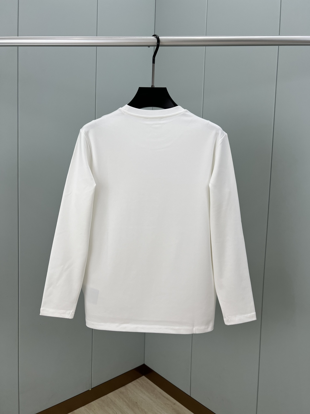 Prada.普拉达 秋冬经典标志性植绒印花logo棉质长袖T恤衫，正面饰同布色系植绒印花标识设计，采用3