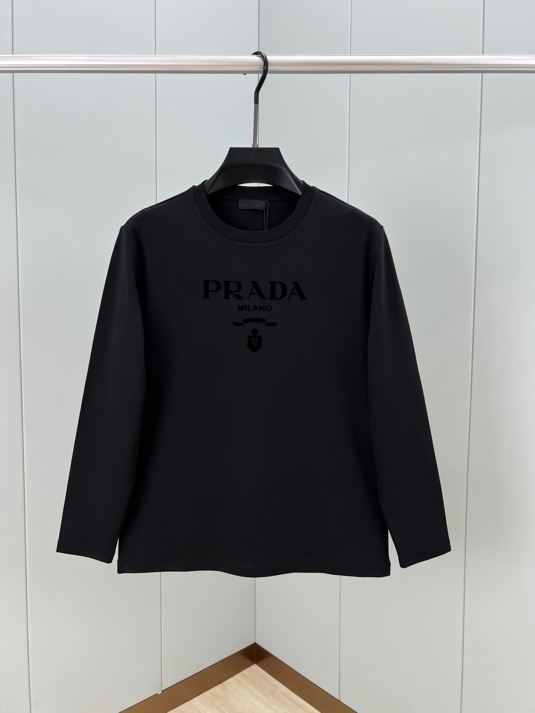 Prada.普拉达 秋冬经典标志性植绒印花logo棉质长袖T恤衫，正面饰同布色系植绒印花标识设计，采用3