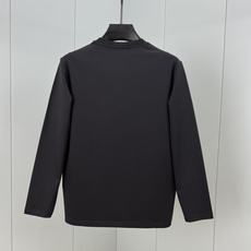 Prada.普拉达 秋冬经典标志性植绒印花logo棉质长袖T恤衫,正面饰同布色系植绒印花标识设计,采用3 Prada.普拉达 秋冬经典标志性植绒印花logo棉质长袖T恤衫,正面饰同布色系植绒印花标识设计,采用3