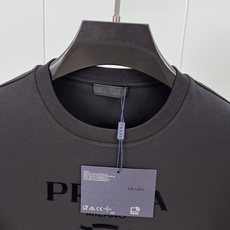 Prada.普拉达 秋冬经典标志性植绒印花logo棉质长袖T恤衫,正面饰同布色系植绒印花标识设计,采用3 Prada.普拉达 秋冬经典标志性植绒印花logo棉质长袖T恤衫,正面饰同布色系植绒印花标识设计,采用3