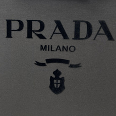 Prada.普拉达 秋冬经典标志性植绒印花logo棉质长袖T恤衫,正面饰同布色系植绒印花标识设计,采用3 Prada.普拉达 秋冬经典标志性植绒印花logo棉质长袖T恤衫,正面饰同布色系植绒印花标识设计,采用3