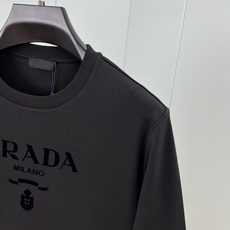 Prada.普拉达 秋冬经典标志性植绒印花logo棉质长袖T恤衫,正面饰同布色系植绒印花标识设计,采用3 Prada.普拉达 秋冬经典标志性植绒印花logo棉质长袖T恤衫,正面饰同布色系植绒印花标识设计,采用3