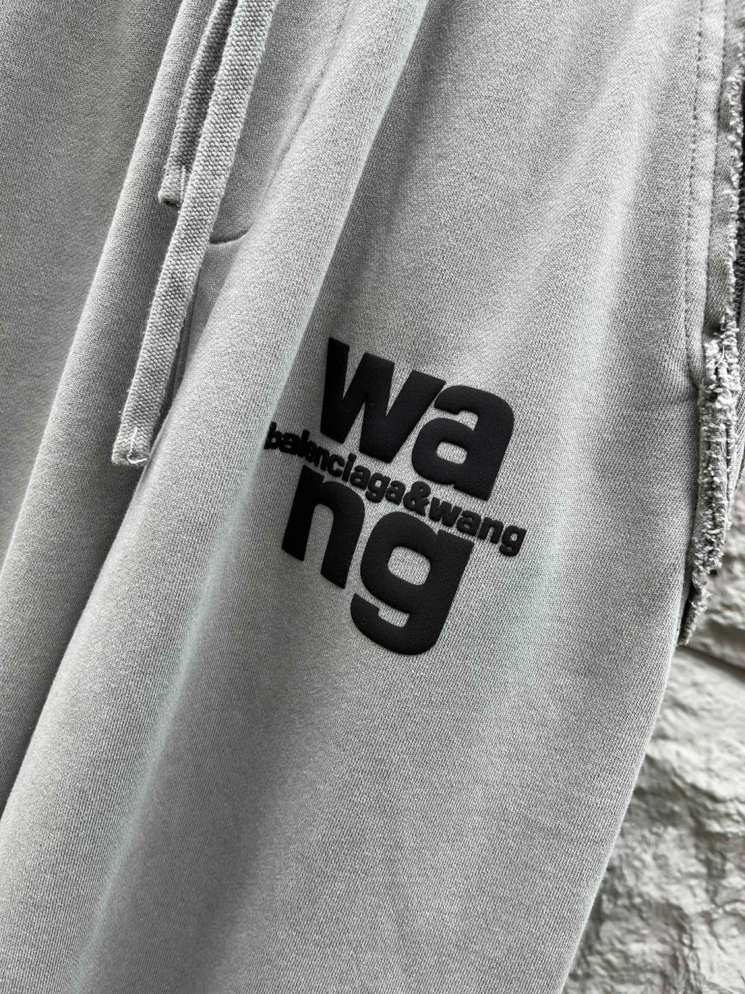 大王🔥🔥秋冬季新款休闲裤，采用定制优质棉质面料，重磅散边拼接设计，前面经典发泡logo点缀，超级好看！面