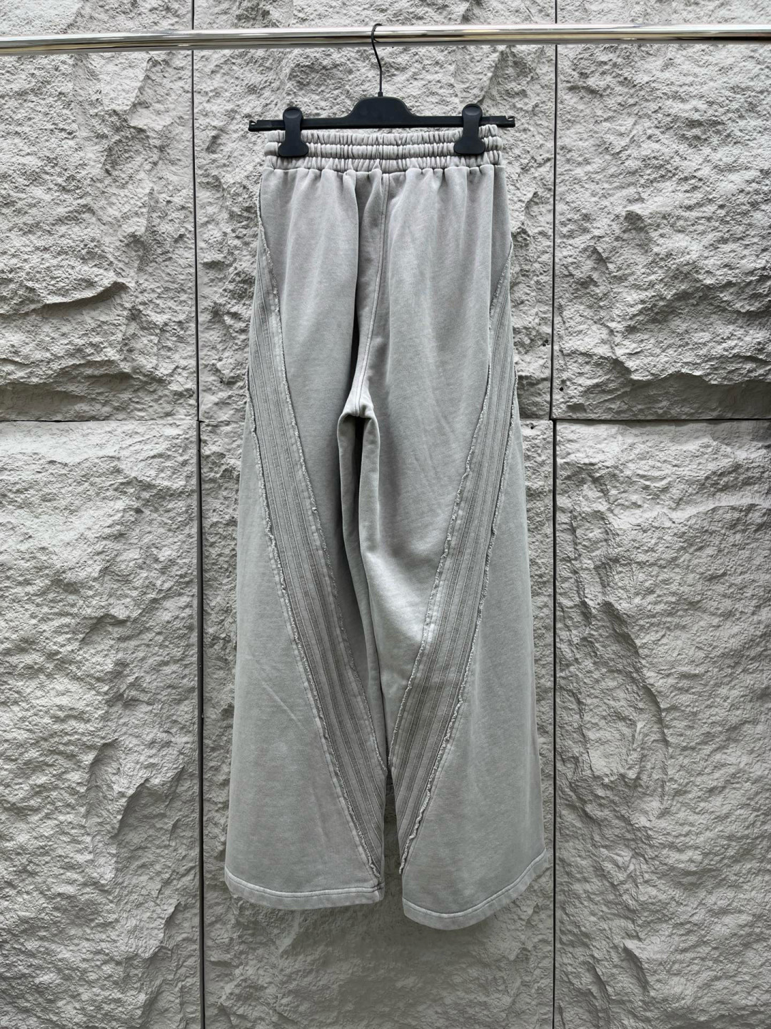 大王🔥🔥秋冬季新款休闲裤，采用定制优质棉质面料，重磅散边拼接设计，前面经典发泡logo点缀，超级好看！面