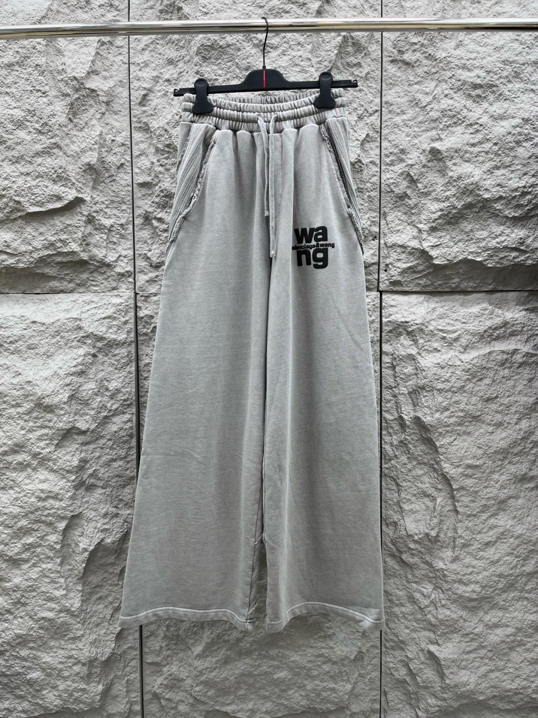 大王🔥🔥秋冬季新款休闲裤，采用定制优质棉质面料，重磅散边拼接设计，前面经典发泡logo点缀，超级好看！面