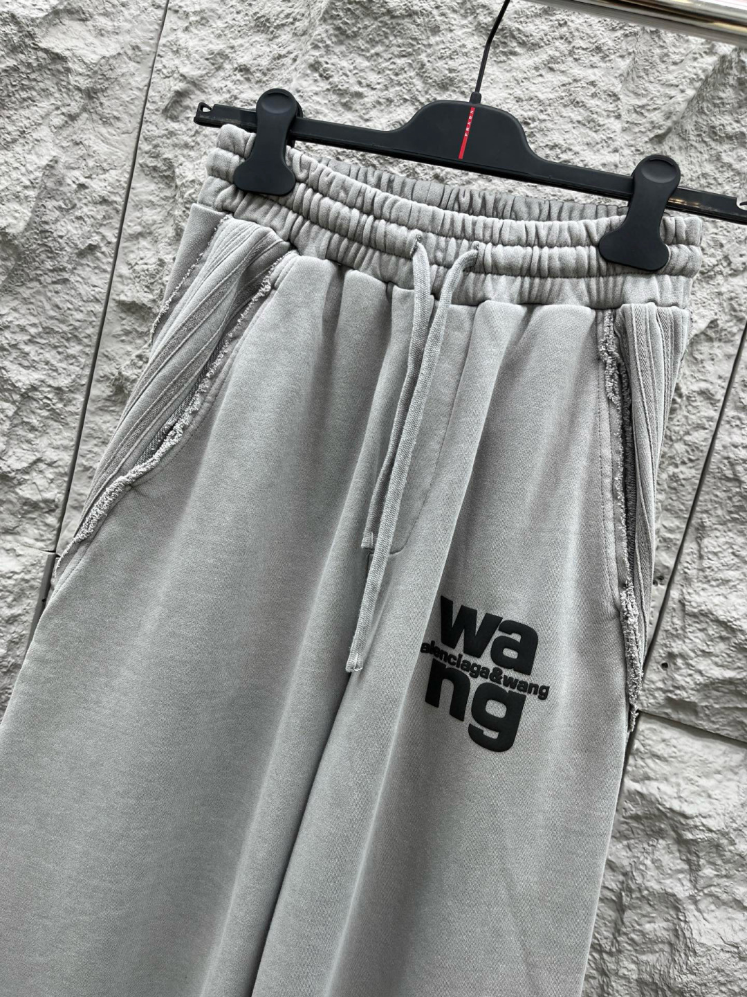 大王🔥🔥秋冬季新款休闲裤，采用定制优质棉质面料，重磅散边拼接设计，前面经典发泡logo点缀，超级好看！面