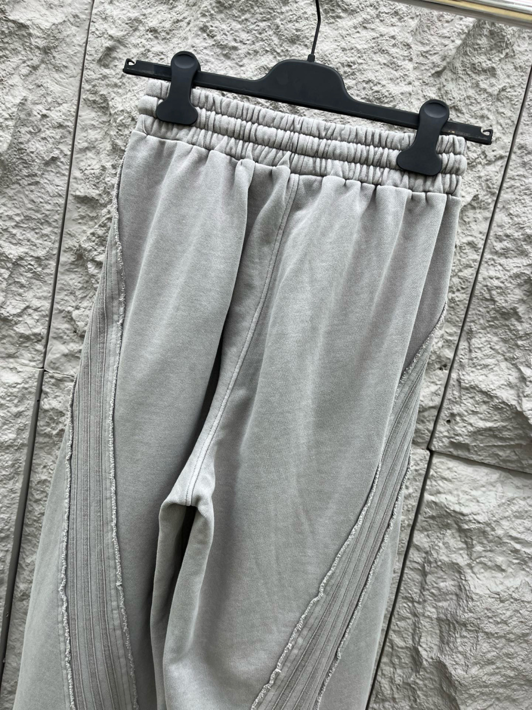 大王🔥🔥秋冬季新款休闲裤，采用定制优质棉质面料，重磅散边拼接设计，前面经典发泡logo点缀，超级好看！面