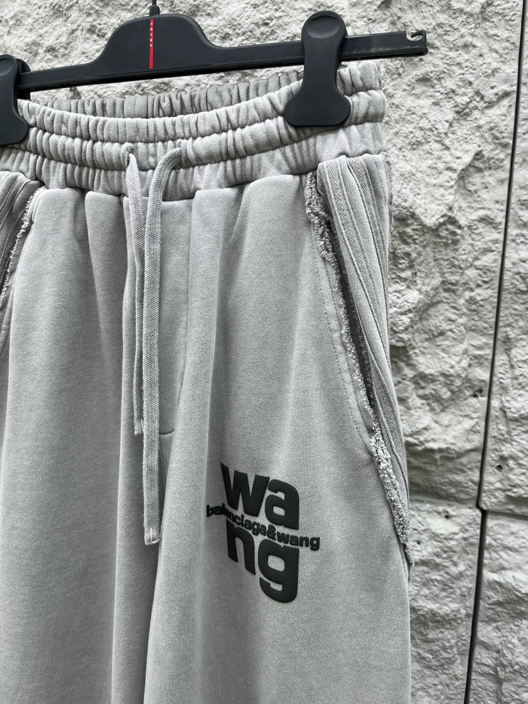 大王🔥🔥秋冬季新款休闲裤，采用定制优质棉质面料，重磅散边拼接设计，前面经典发泡logo点缀，超级好看！面