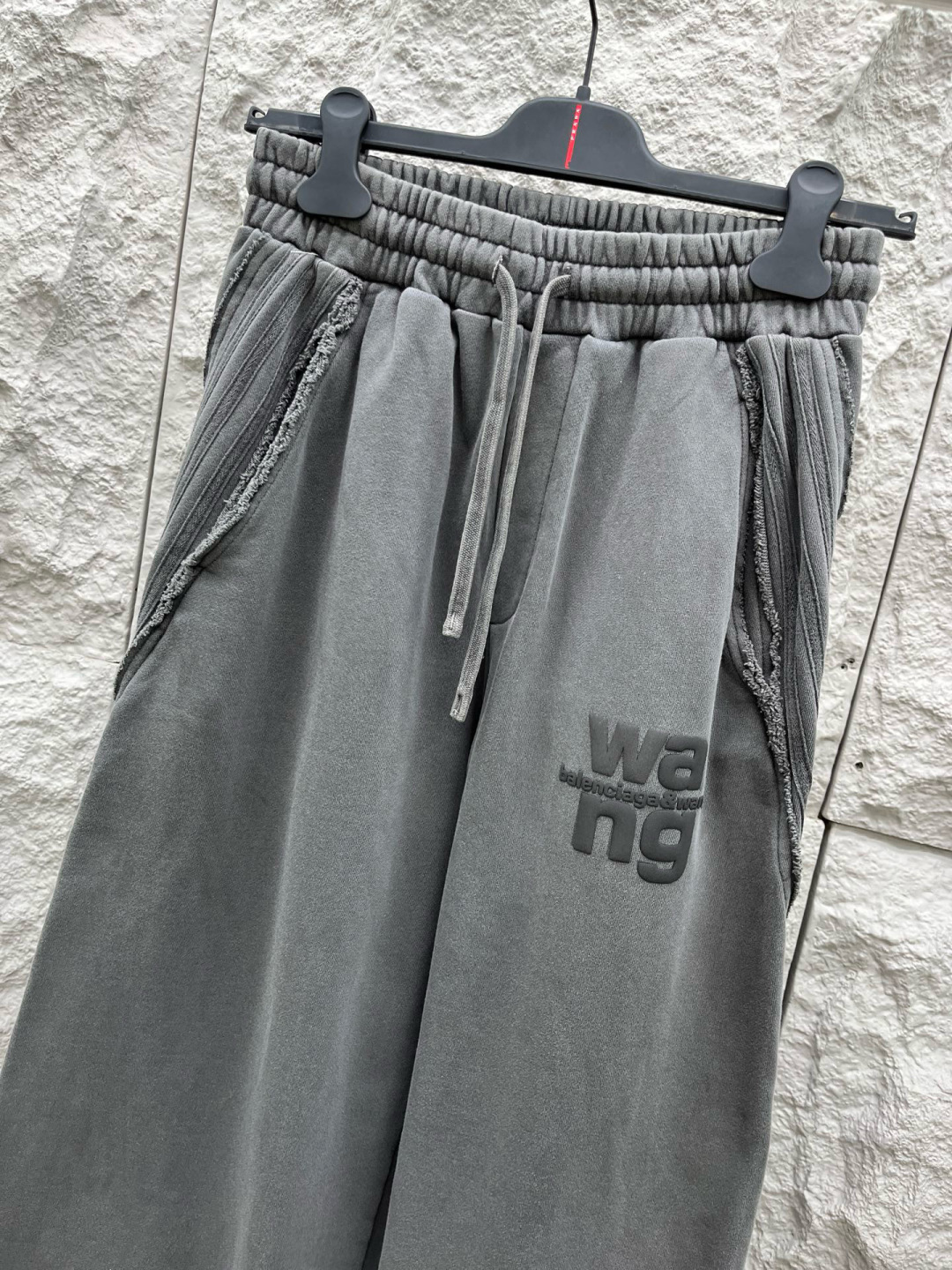 大王🔥🔥秋冬季新款休闲裤，采用定制优质棉质面料，重磅散边拼接设计，前面经典发泡logo点缀，超级好看！面