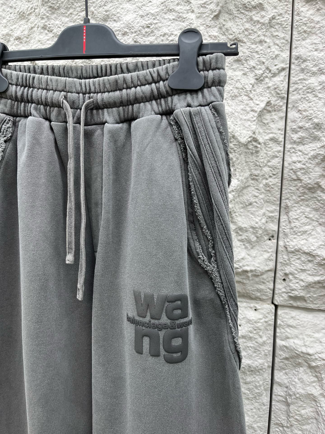 大王🔥🔥秋冬季新款休闲裤，采用定制优质棉质面料，重磅散边拼接设计，前面经典发泡logo点缀，超级好看！面