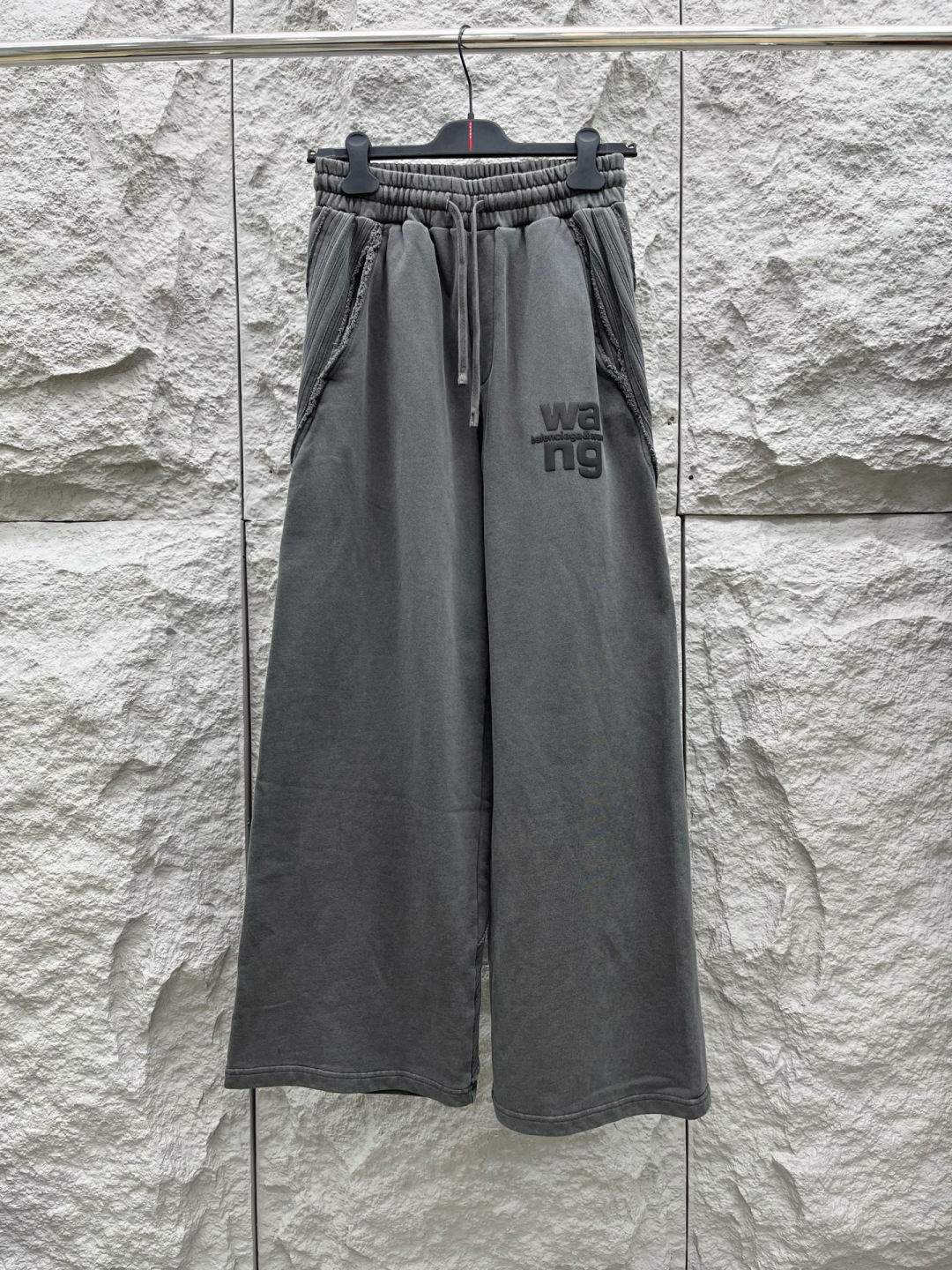 大王🔥🔥秋冬季新款休闲裤，采用定制优质棉质面料，重磅散边拼接设计，前面经典发泡logo点缀，超级好看！面