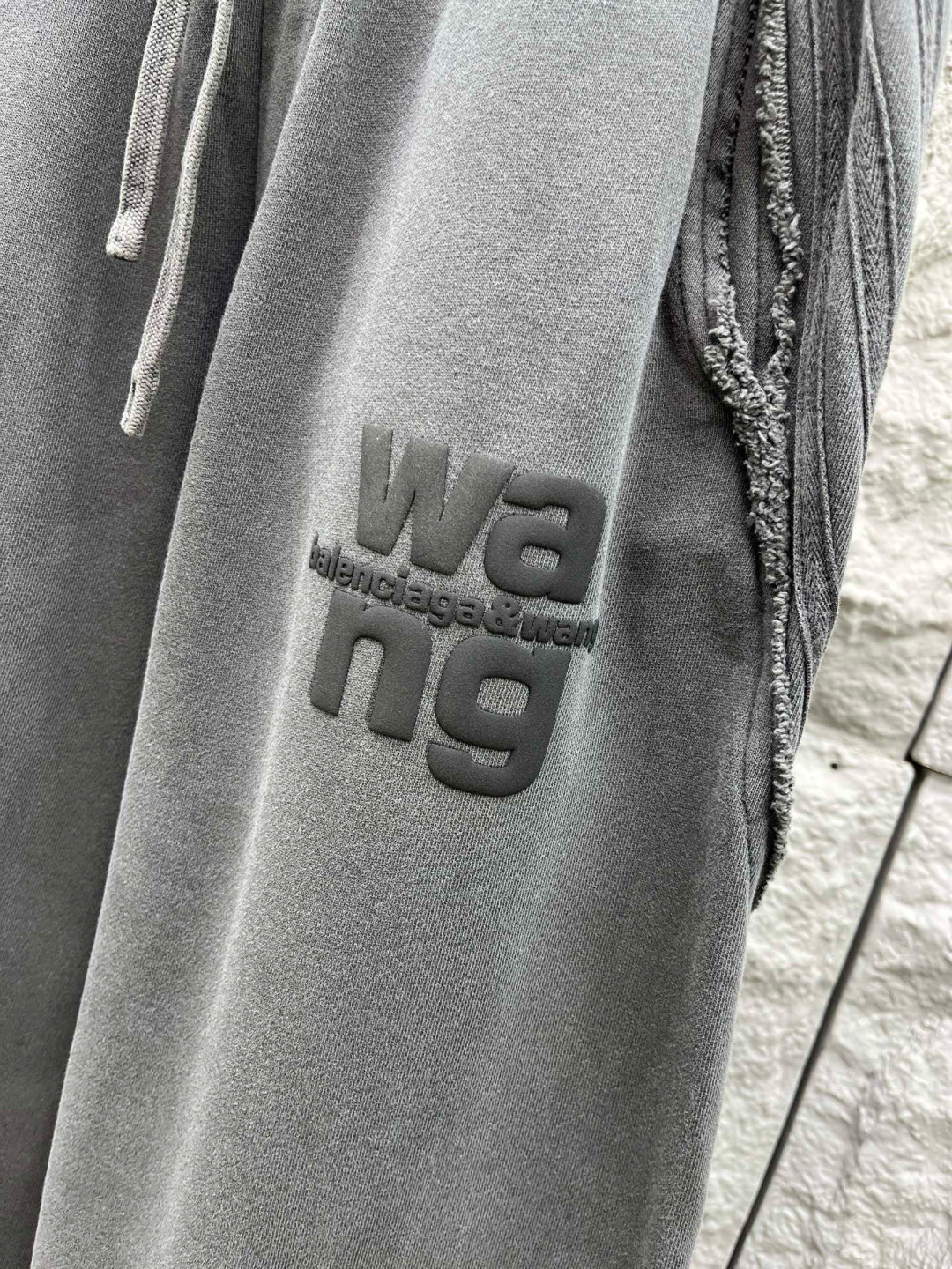 大王🔥🔥秋冬季新款休闲裤，采用定制优质棉质面料，重磅散边拼接设计，前面经典发泡logo点缀，超级好看！面