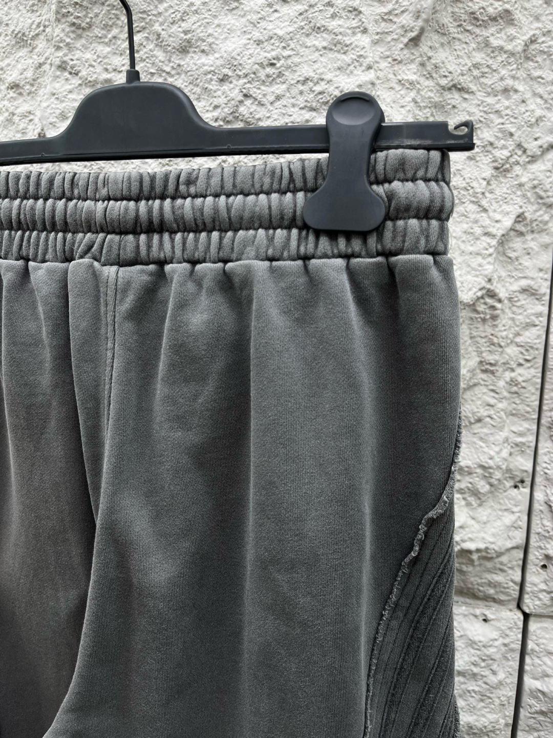 大王🔥🔥秋冬季新款休闲裤，采用定制优质棉质面料，重磅散边拼接设计，前面经典发泡logo点缀，超级好看！面