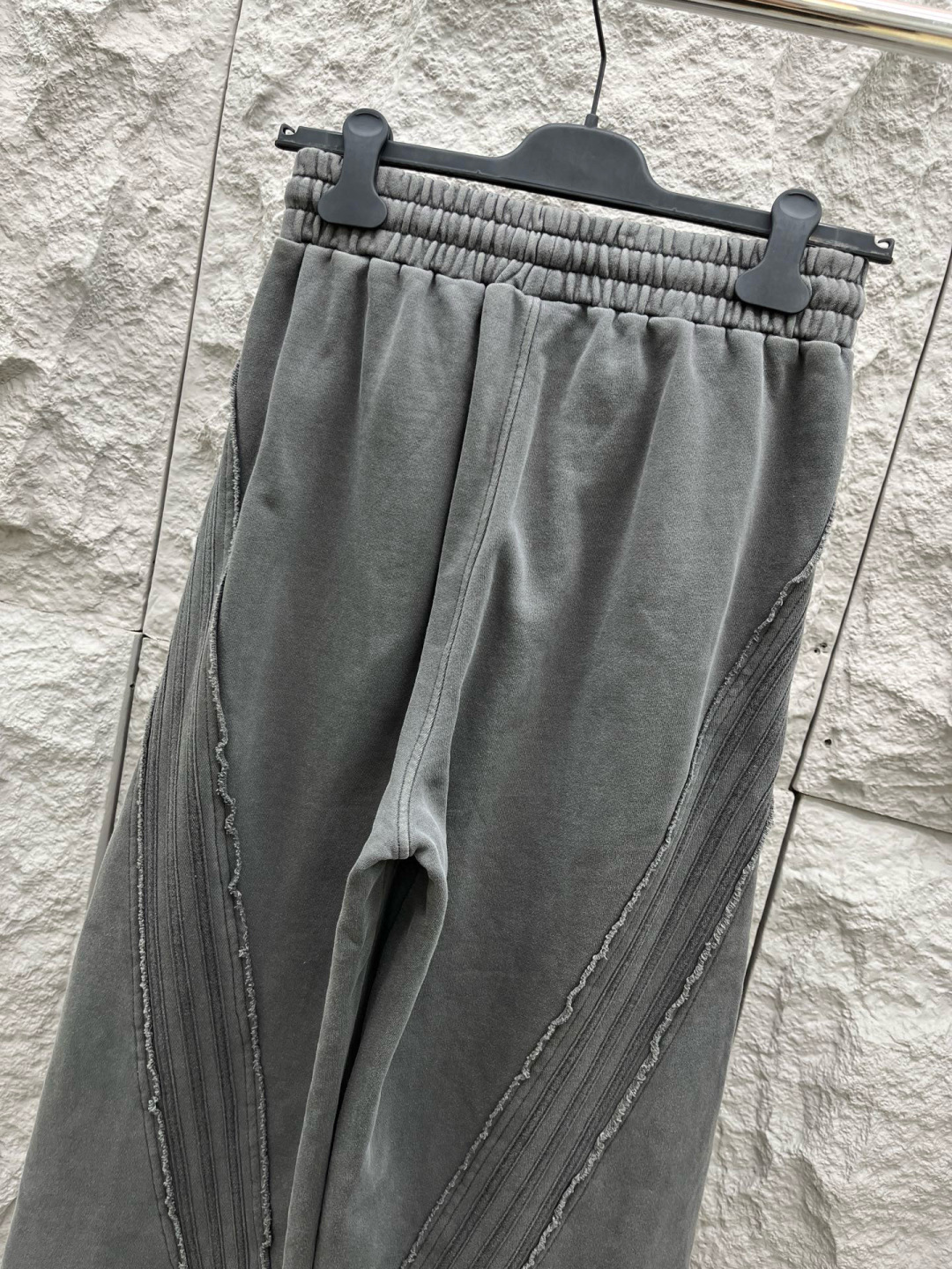 大王🔥🔥秋冬季新款休闲裤，采用定制优质棉质面料，重磅散边拼接设计，前面经典发泡logo点缀，超级好看！面