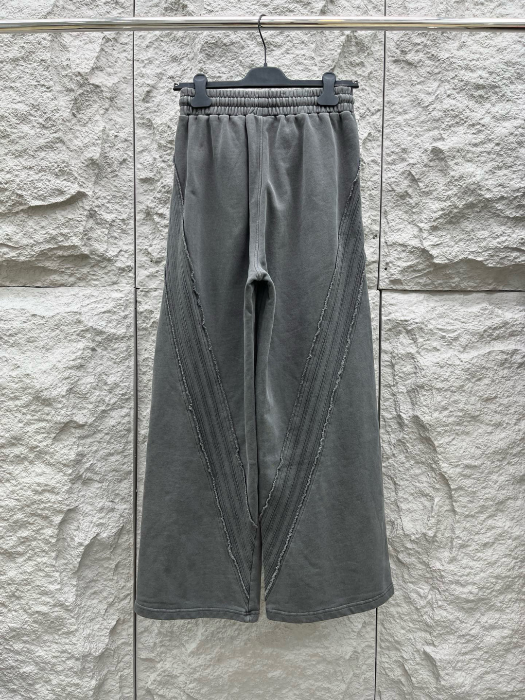 大王🔥🔥秋冬季新款休闲裤，采用定制优质棉质面料，重磅散边拼接设计，前面经典发泡logo点缀，超级好看！面