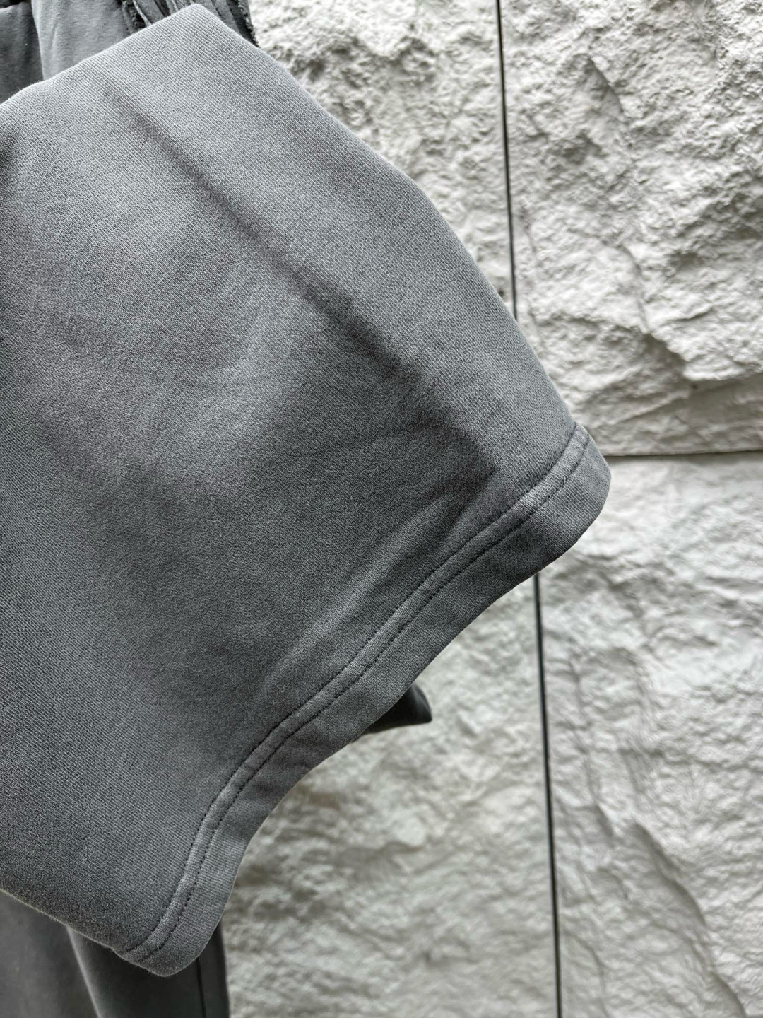 大王🔥🔥秋冬季新款休闲裤，采用定制优质棉质面料，重磅散边拼接设计，前面经典发泡logo点缀，超级好看！面