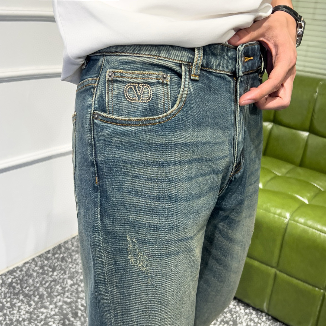 品牌：VLTN季度：2025秋冬颜色：蓝色尺码：29—36码版型：修身直脚版 牛仔裤重量：14.25安成