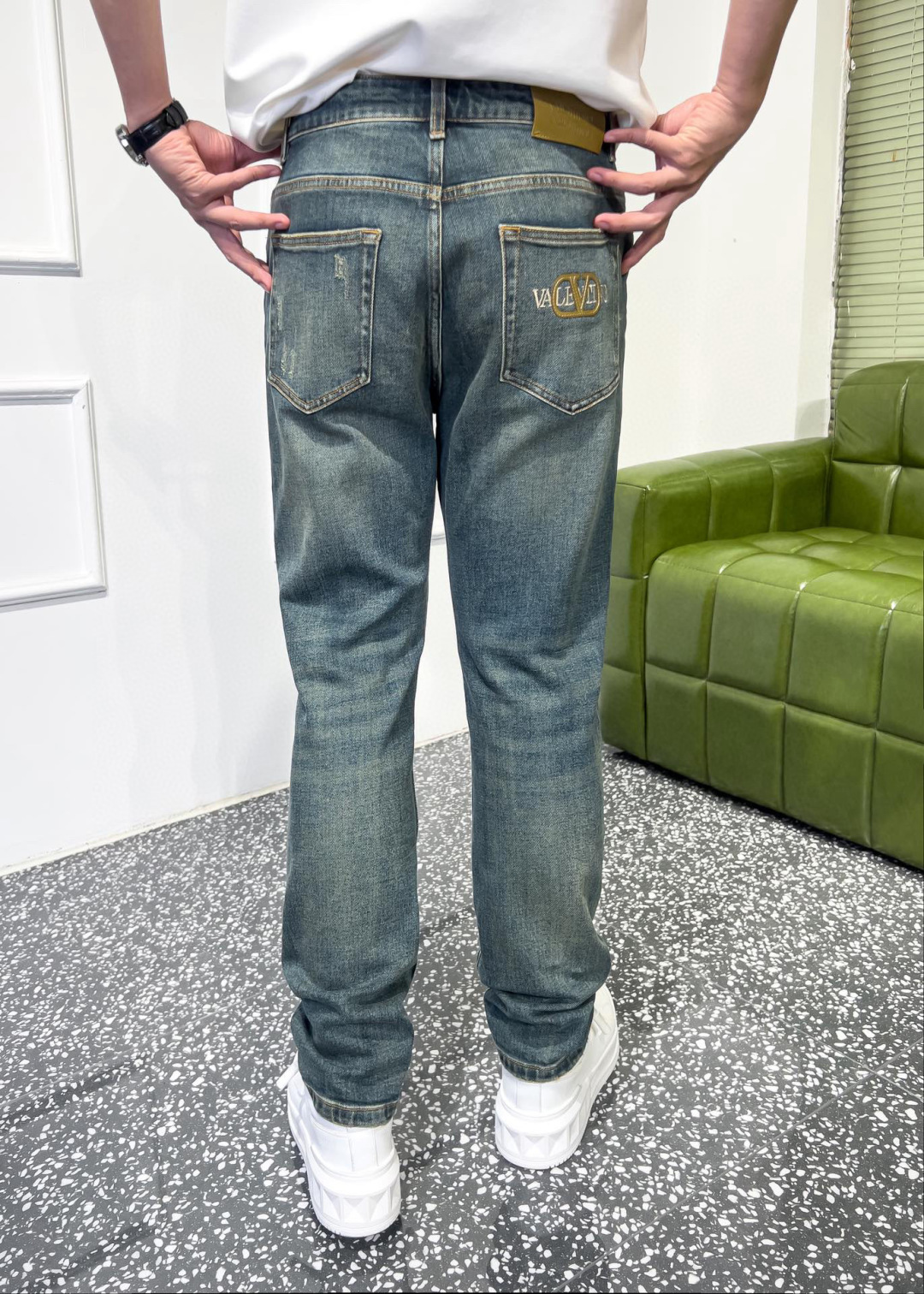 品牌：VLTN季度：2025秋冬颜色：蓝色尺码：29—36码版型：修身直脚版 牛仔裤重量：14.25安成