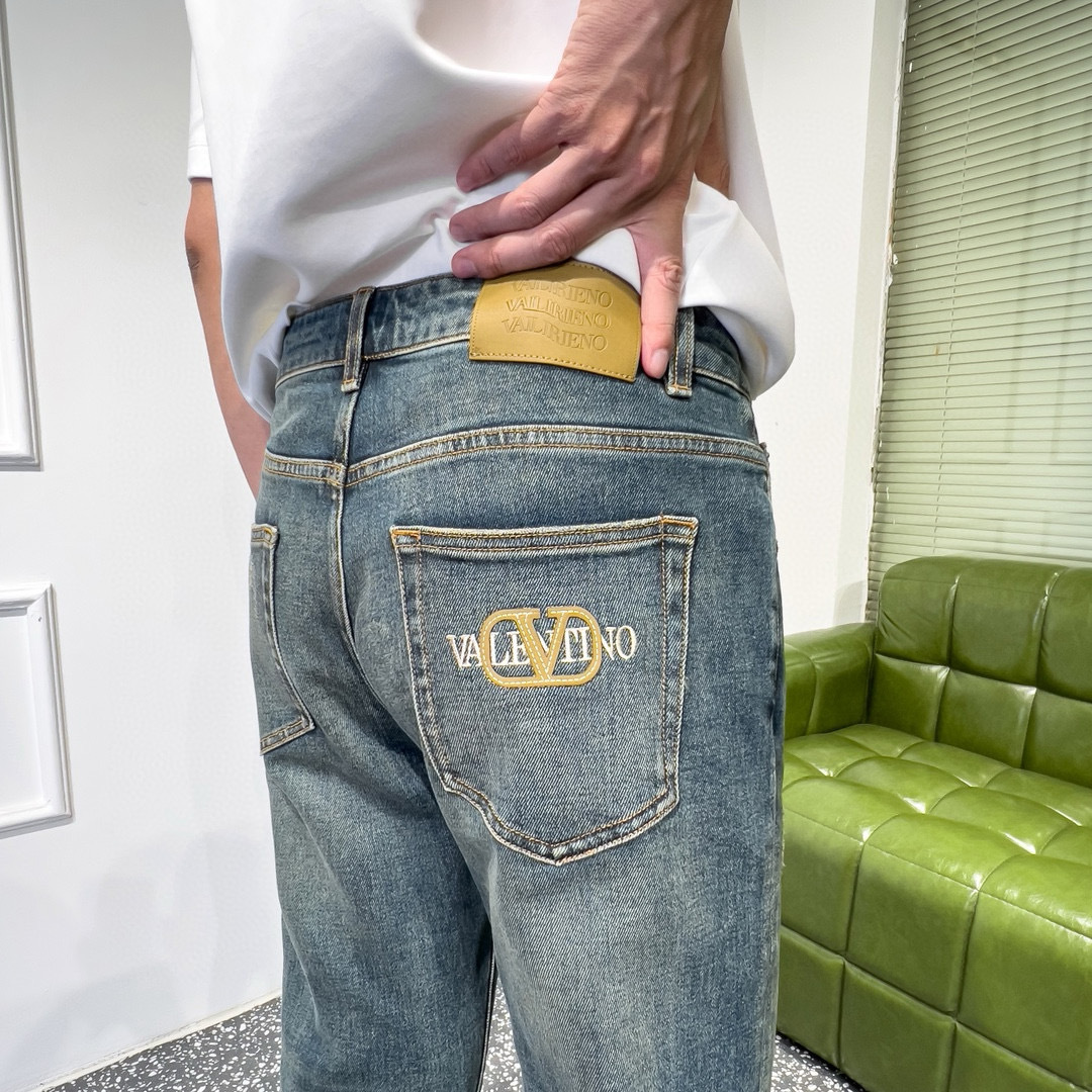 品牌：VLTN季度：2025秋冬颜色：蓝色尺码：29—36码版型：修身直脚版 牛仔裤重量：14.25安成