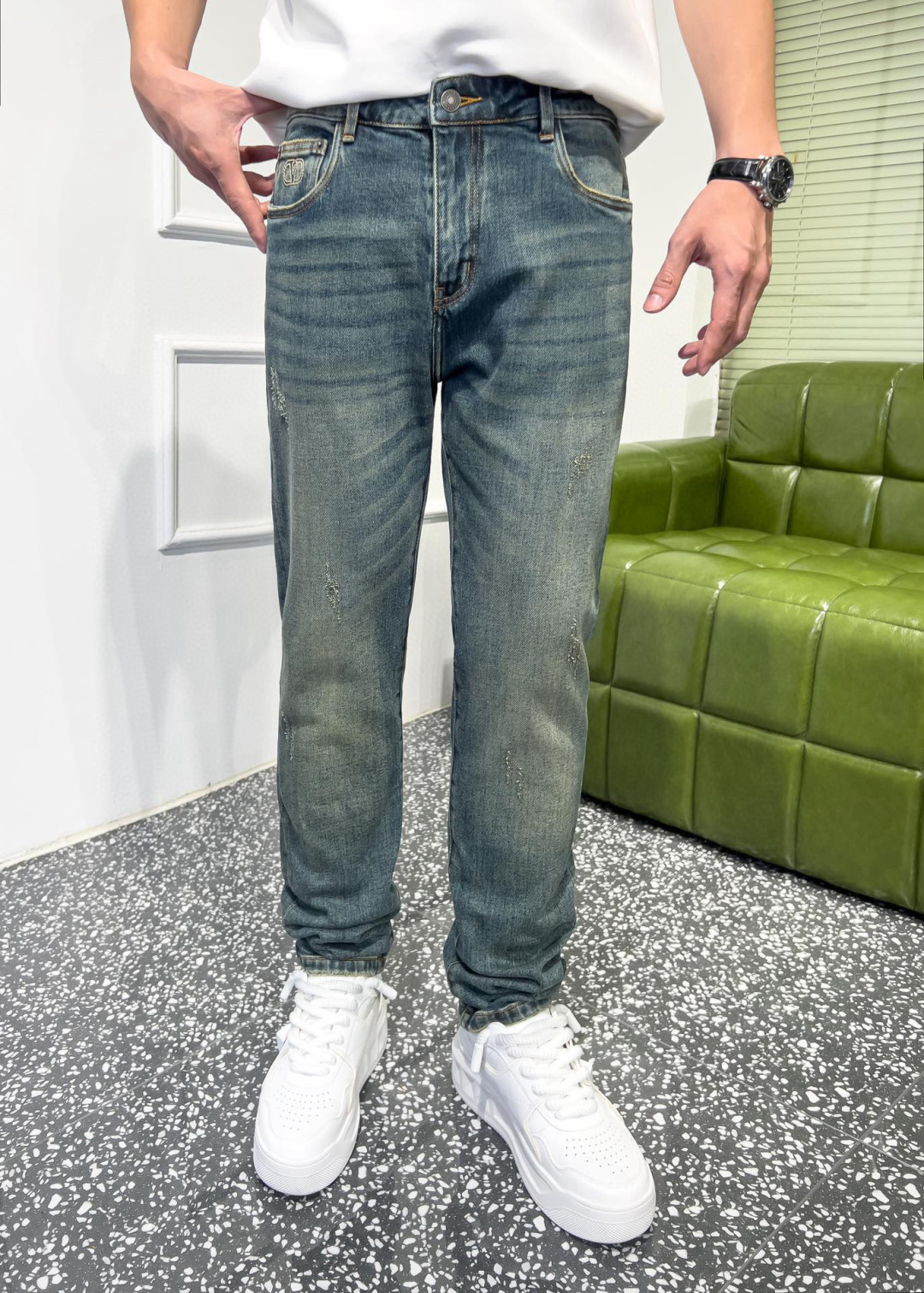 品牌：VLTN季度：2025秋冬颜色：蓝色尺码：29—36码版型：修身直脚版 牛仔裤重量：14.25安成