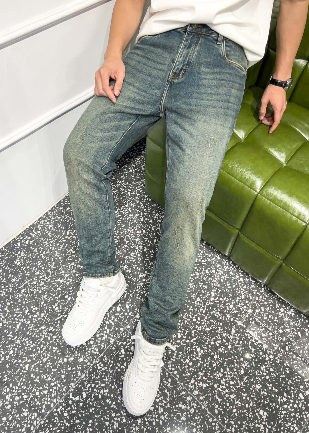 品牌：VLTN季度：2025秋冬颜色：蓝色尺码：29—36码版型：修身直脚版 牛仔裤重量：14.25安成