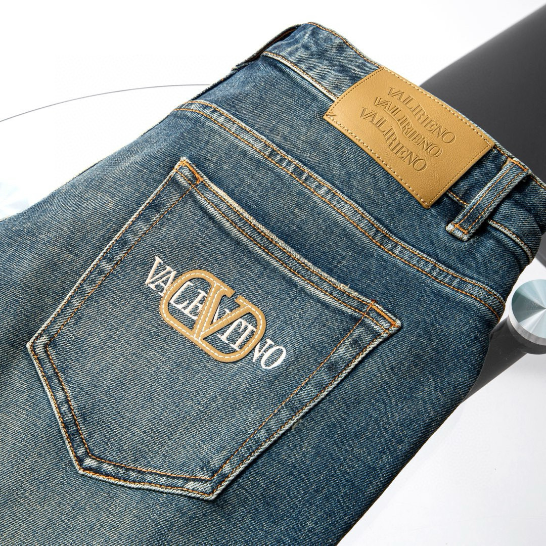 品牌：VLTN季度：2025秋冬颜色：蓝色尺码：29—36码版型：修身直脚版 牛仔裤重量：14.25安成