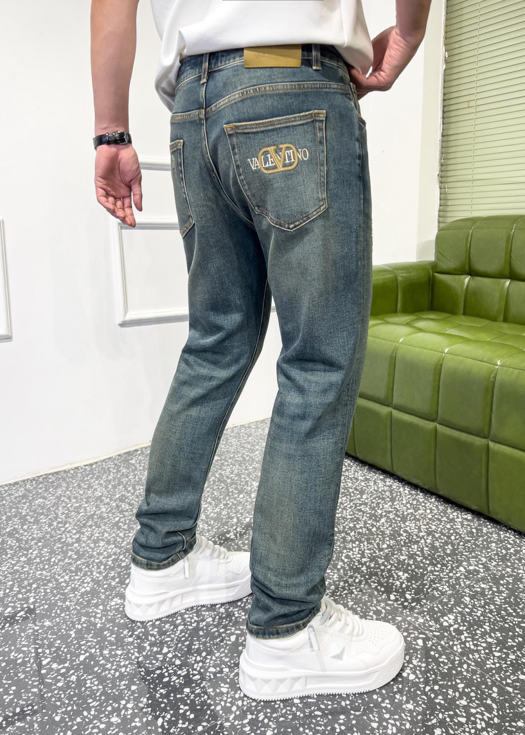 品牌：VLTN季度：2025秋冬颜色：蓝色尺码：29—36码版型：修身直脚版 牛仔裤重量：14.25安成