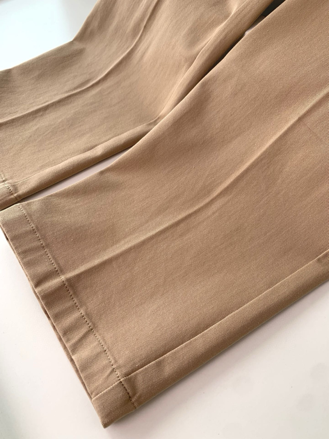 2025秋冬新款男士商务休闲直筒休闲裤最新上线的这款品味不凡的休闲裤，定制出来的面料才是这款的重点！精选