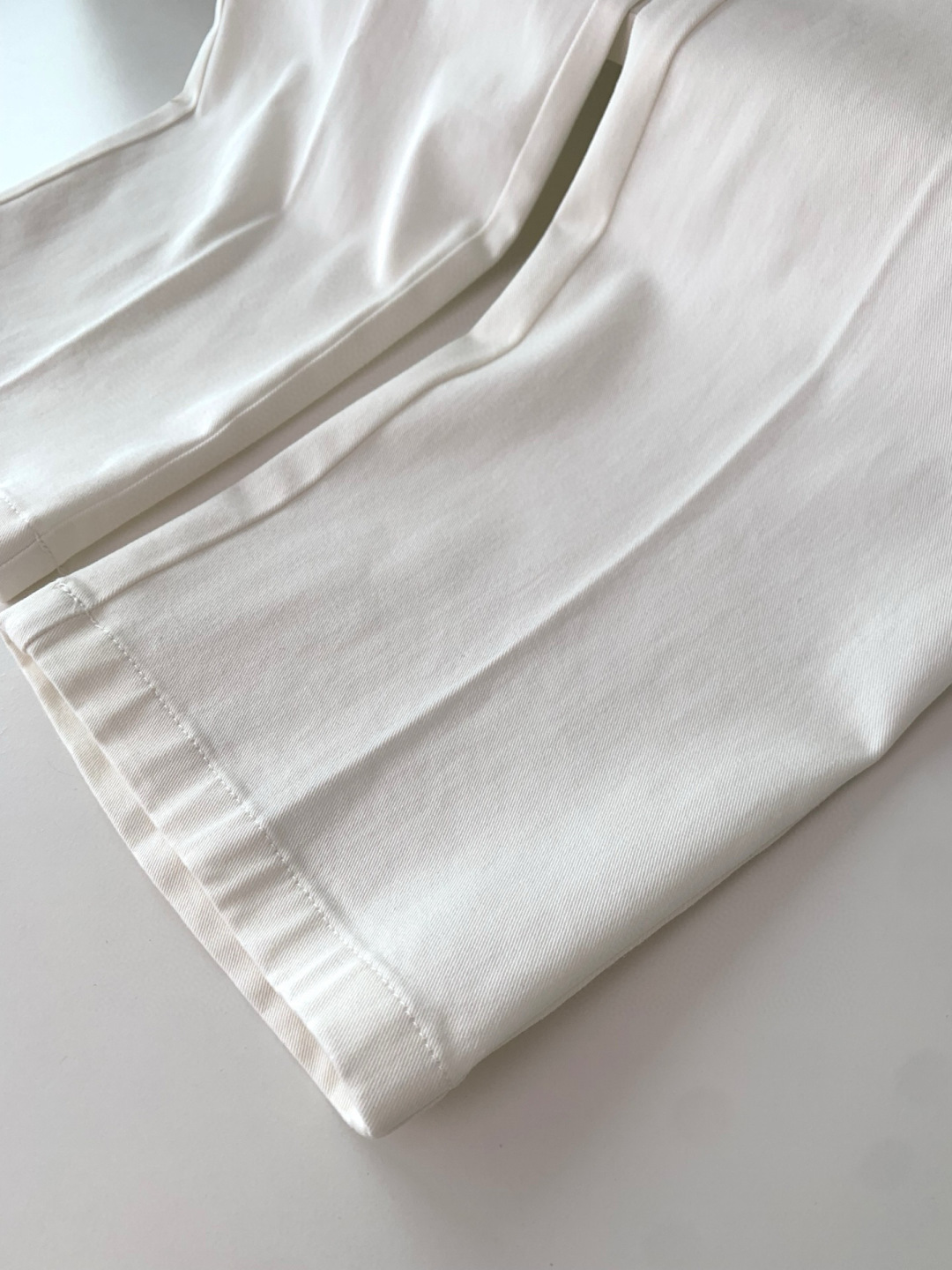 2025秋冬新款男士商务休闲直筒休闲裤最新上线的这款品味不凡的休闲裤，定制出来的面料才是这款的重点！精选