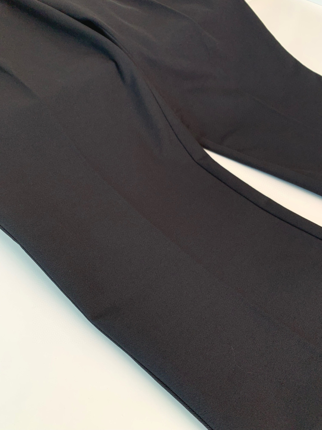 2025秋冬新款男士商务休闲直筒休闲裤最新上线的这款品味不凡的休闲裤，定制出来的面料才是这款的重点！精选