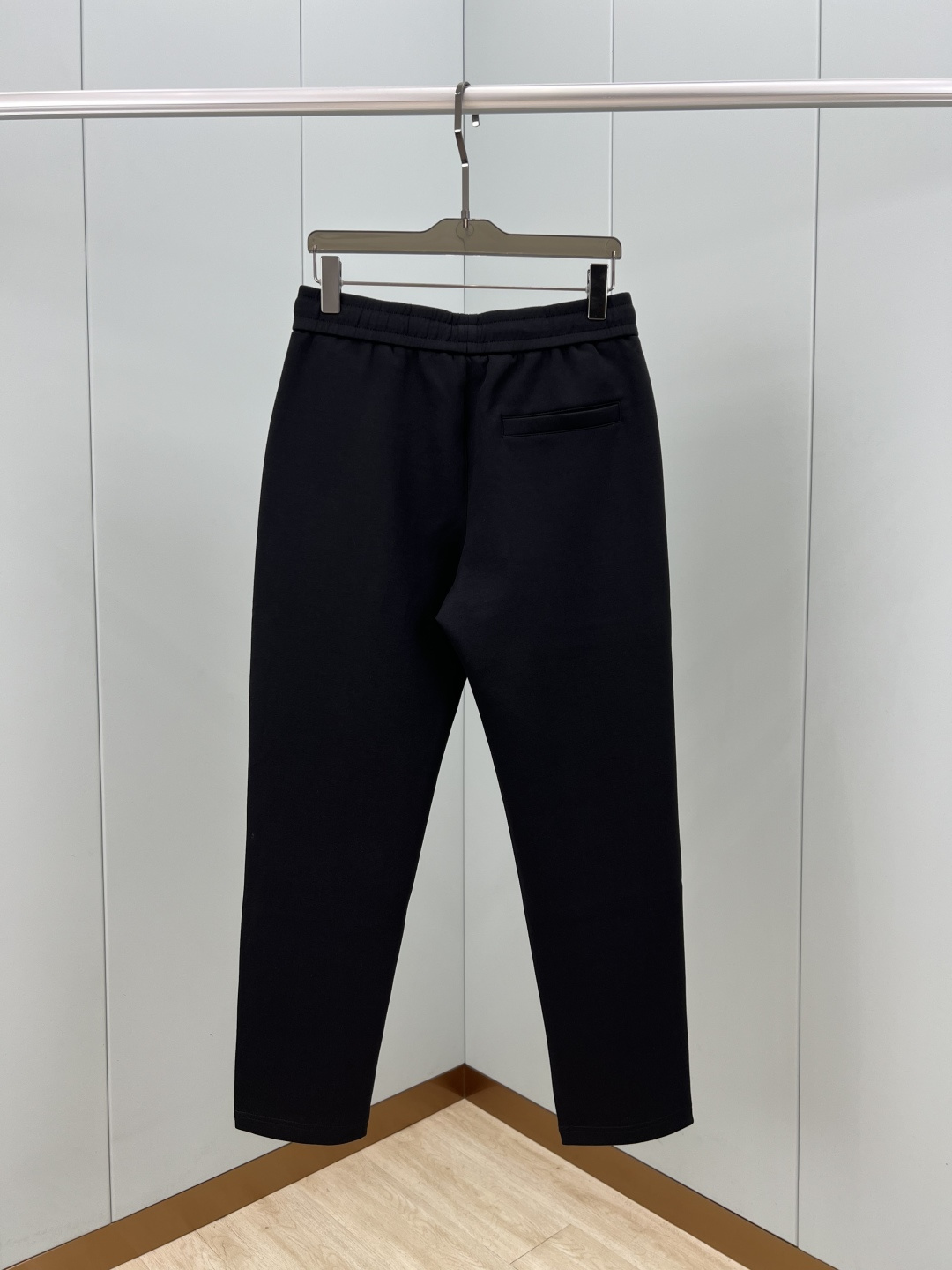 Moncler.蒙口 25秋冬新品饰皮革标识针织休闲长裤，正面袋口点缀皮革标识贴片标识焕新品牌设计，松紧